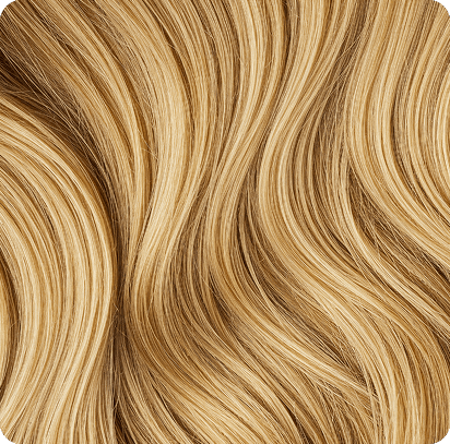La imagen muestra un cabello largo con ondas suaves y un tono rubio cálido. Las ondas aportan volumen y movimiento al cabello, dándole un acabado dinámico y lleno de vida. El color tiene un brillo natural que resalta las diferentes tonalidades de rubio, creando un efecto luminoso y saludable. Este estilo es ideal para quienes buscan un look vibrante, pero con un toque sofisticado y desenfadado.