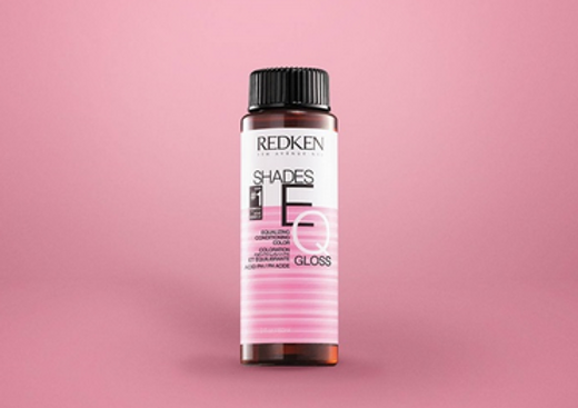 Redken Shades EQ Gloss, un tratamiento de color semipermanente que proporciona un brillo intenso y natural mientras mejora la salud del cabello.
